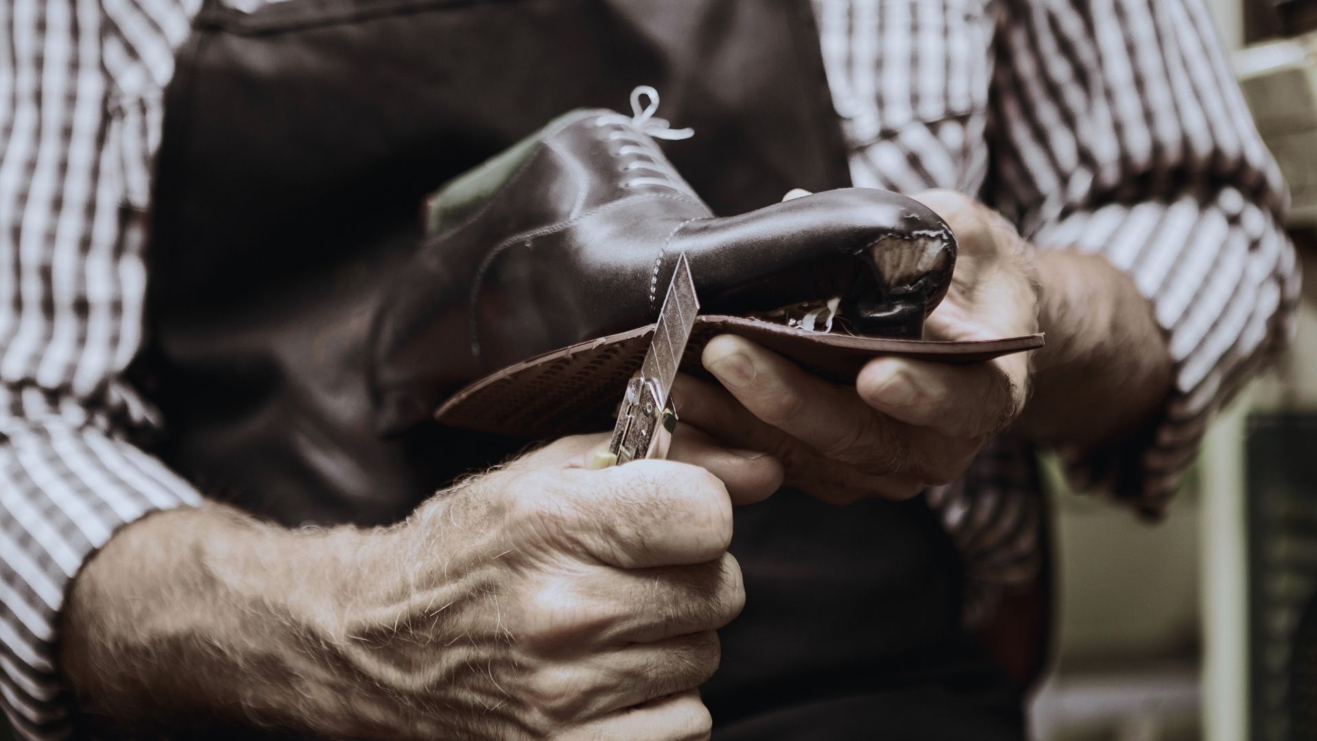 Artisan en atelier italien travaillant le cuir