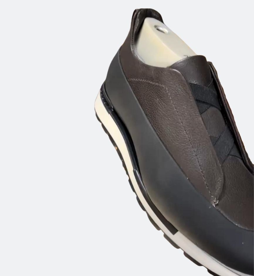 Sneakers en cuir marron foncé et noir – Image 3